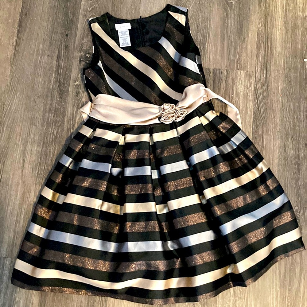 I’m selling it cause it doesn’t fit me when I first got it and it is brand new.